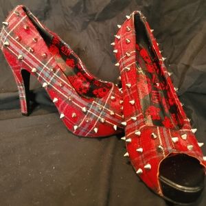 Avril Lavigne, Size 8 Spiked Heel